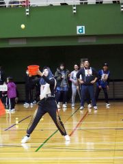 「バケツＤＥポン」でテニスボールをバケツでキャッチする参加者