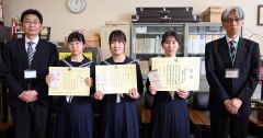 木俣課税課長（右）から表彰状の伝達を受けた竹中さん（同２人目）、恩田さん（同３人目）、菊地さん（同４人目）と松本校長（左）