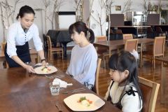 池田カトリック幼稚園の今年度卒園児が親子でテーブルマナー学ぶ 2