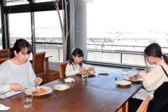 池田カトリック幼稚園の今年度卒園児が親子でテーブルマナー学ぶ 3