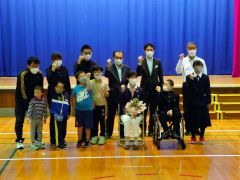 母校の帯広盲学校で講演した小野智華子さん（前列右から３人目、２０２１年９月）