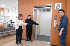 鹿追町庁舎がバリアフリー化　エレベーター設置、オストメイト対応トイレも