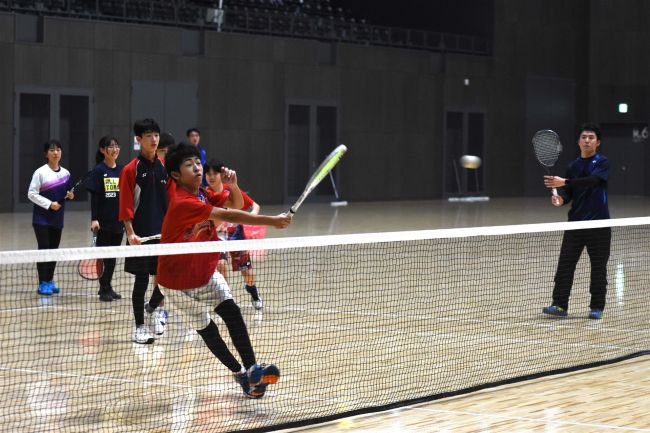 中学生が国内トップレベルの選手から技術学ぶ　ソフトテニス特別講習会
