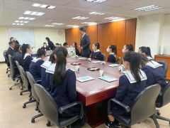 台湾日本関係協会を訪問したメンバー（帯北高提供）