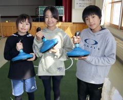 小学生の部優勝の「ちーかわチーム」。左から大石彩桜さん（御影小４年）、平井結奏さん（同）、門木さん