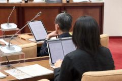 上士幌町議会がタブレット導入　手軽な資料検索可能に