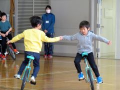 一輪車による演舞を披露する児童