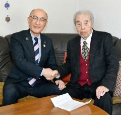 叙勲の伝達を受けた横山さん（右）と飯田町長