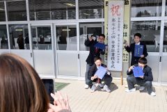 友人たちと記念写真を撮影する卒業生（帯広第四中学校、須貝拓也撮影