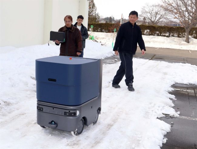 雪道での運用まだまだ改良必要　更別で自動配送ロボット冬季走行実験