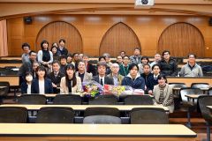 学生や関係者から花束を受け取った鈴木名誉教授（前列中央）