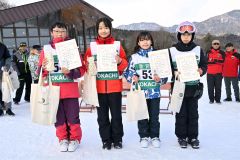 小学５、６年女子の部入賞者。左が優勝の井澤藍里