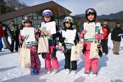小学３、４年女子の部。左が優勝の坂田あゆみ