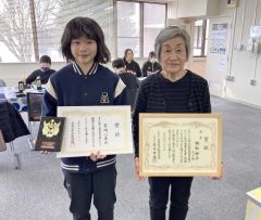 上位入賞の報道機関賞を受けた岩崎さん（左）と寿賞の餌取さん