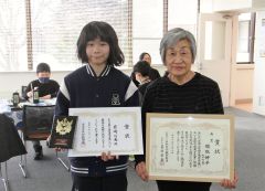 上位入賞の報道機関賞を受けた岩崎さん（左）と寿賞の餌取さん