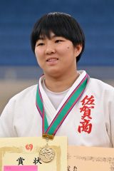 個人戦の女子無差別級で優勝し、金メダルを首にかける井上朋香