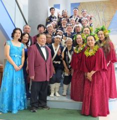 交流を続けるハラハラシンガーズや東松島の文化団体との集合写真（同会提供）