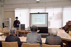 谷本さん（左奥）の講演に耳を傾ける参加者たち