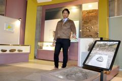 足跡化石の展示について解説する添田さん