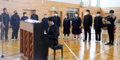 バイオリンとピアノの演奏で校歌を合唱する勇足中の生徒たち