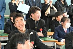 式終了後、教室で思い出の映像を見て笑顔を見せる卒業生（浦幌小、澤村真理子撮影）
