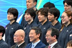 壮行会で記念写真に収まる小野智華子選手（２列目の左から２人目）＝金野和彦撮影