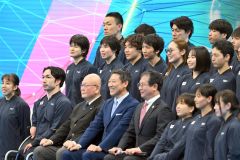 パリパラリンピック日本代表推薦選手壮行会で記念写真。２列目の左から２人目が小野智華子選手（金野和彦撮影）