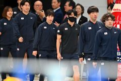 パリ２０２４パラリンピック日本代表推薦選手壮行会で入場する選手たち。右から４人目が小野智華子選手（金野和彦撮影）