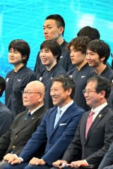 壮行会で記念写真に収まる小野智華子選手（２列目の左から２人目）＝金野和彦撮影