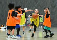 クリードバスケットボールアカデミーがクリニック開催、小学生６０人プレー学ぶ 2