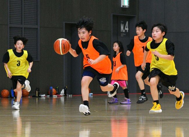 クリードバスケットボールアカデミーがクリニック開催、小学生６０人プレー学ぶ