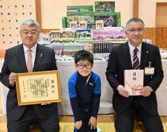 芽室町に１００万円を寄付し、感謝状を受け取った遠藤社長（左）。右は手島町長、中央は藤田さん