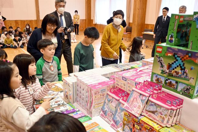 丸和ロジスティクスが芽室町に１００万円寄付　子どもセンターのおもちゃや書籍購入に