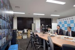 オンラインで会議する帯開建の井田泰蔵部長（右）ら