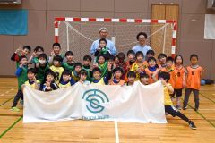 最後に記念撮影する児童たち。最後列中央が曽田会長、同右が村田さん