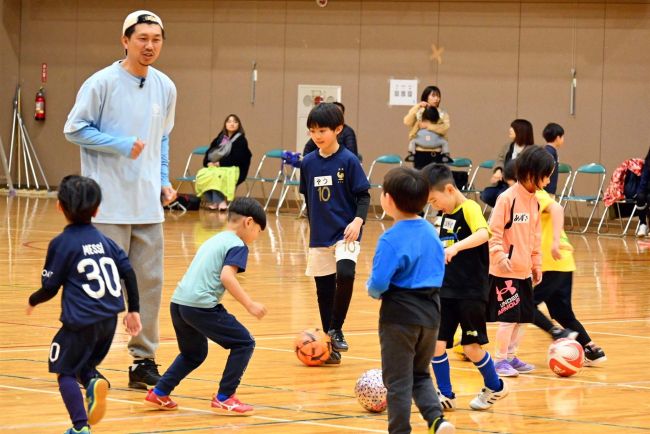 元Ｊ選手の曽田会長らがサッカー伝授　とかちコミッションが帯広で初イベント
