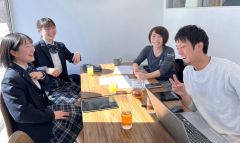 コラボカフェの打ち合わせをする（左から）野村さん、井村さん、野沢店長、川上オーナー