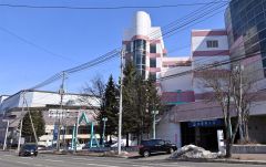 帯広市民文化ホール（左）の駐車場として利用されている旧長崎屋帯広店の駐車場