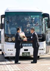 式典後、代行バスの運転士（左）に花束を贈る浜田町長（右）＝３１日、ＪＲ新得駅前で。金野和彦撮影