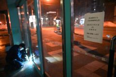 営業を終えて入り口が施錠された長崎屋帯広店（３月３１日、須貝拓也撮影）
