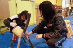 丸太で椅子作りに挑戦　ＳＴＥＰが「春キャンプ」　大樹 2
