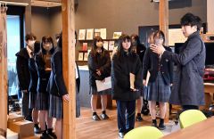 品田さん（右）の説明でサテライトオフィス「さらら」を見学する生徒たち
