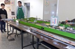 来場者に鉄道模型を紹介する君島さん（右）