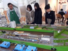 藤丸ビルなど再現　浦幌で鉄道模型運転会