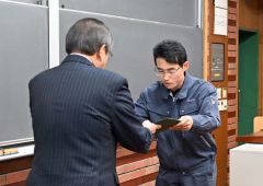 修了証書が長澤秀行学長から手渡された