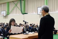 新入生代表で宣誓する寺澤さん（左）