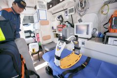 救急車に配備されている自動の心臓マッサージ器
