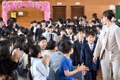 上級生に拍手で迎えられる新入学児童（８日午前１０時半ごろ、帯広柏小学校で。須貝拓也撮影）
