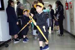 新１年生の“シンボル“の黄色い帽子と傘をもらって下校。明日から元気に登校しようね（池田、平栗玲香通信員撮影）２