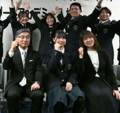 入校式で先輩のアカデミー生とともに記念撮影する西尾友里（前列中央）